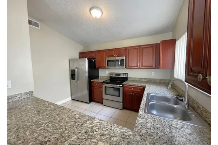 $2800 : 3Bedroom 2Bath House in Miami image 2
