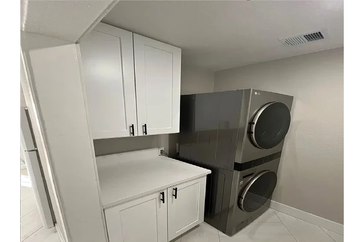 $980 : beautifully updated bedroom image 4