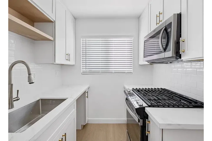 $1400 : 1-Bed  1-Bath in Koreatown now image 6