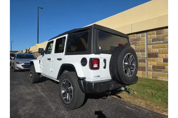 $31212 : Jeep Wrangler 2023 4x4 Sahar image 10