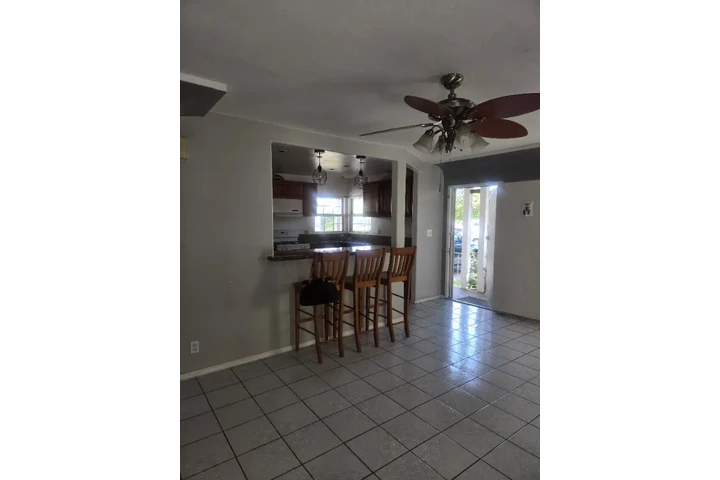 $2150 : Casa de 2 hab area de Lynwood image 1