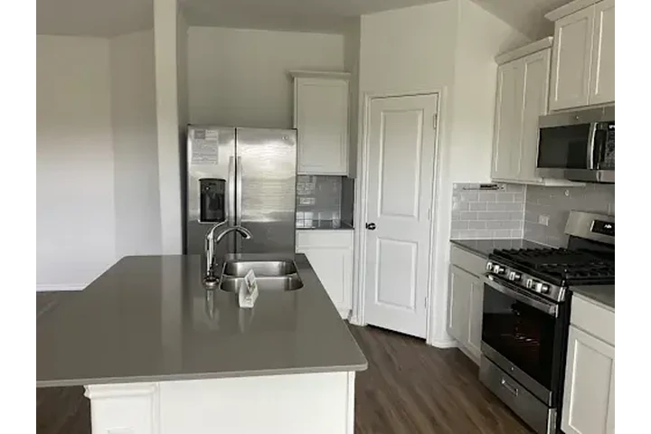 $1300 : Affordable Apartments image 5