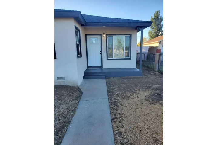 $1400 : Rialto- Move In Ready image 2