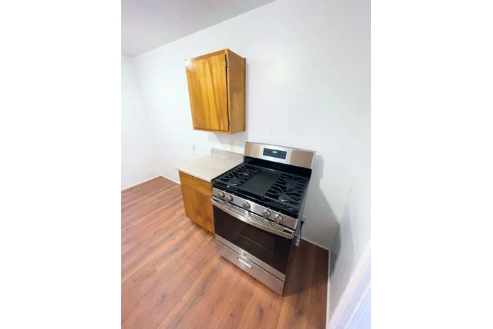 $2430 : 3 Bedroom Home In Montebello image 6