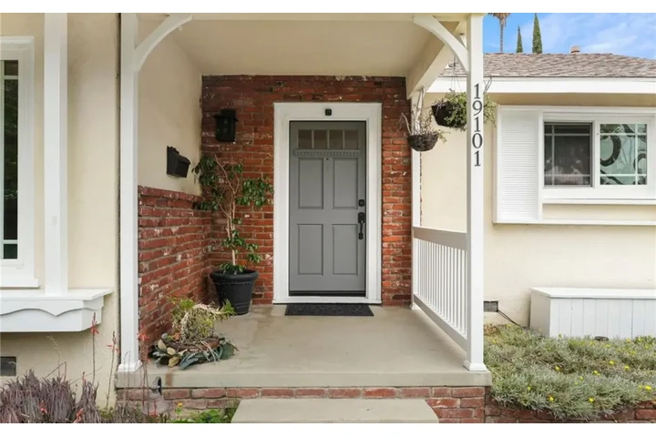 $2375 : 3Bed 2Bath Home in Los Angele image 3
