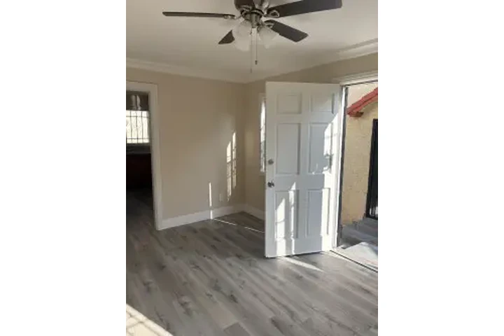 APARTAMENTO 📍7617 S. Main St image 1