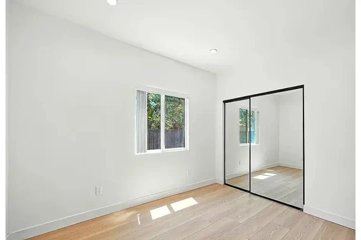 $1600 : 3 BEDROOMS WITH 2 BATHROOMS. image 1