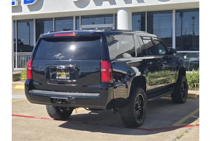 Chevrolet Suburban 2018 4x4 image 3