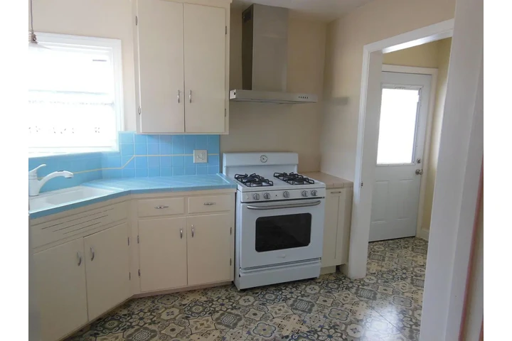 $900 : 2 BR/1 Ba charming cottage dup image 6