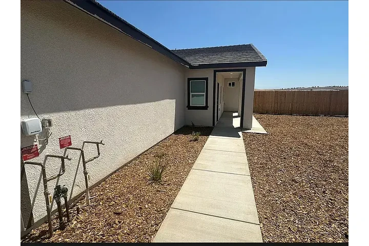 $900 : Open concept with high ceiling image 2