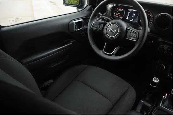 $26500 : Jeep Wrangler 2023 4x4 Sport image 2