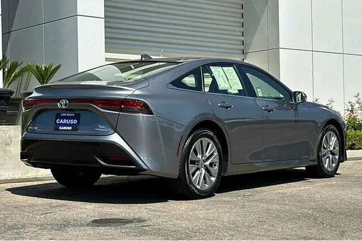 $11575 : Toyota Mirai 2021 XLE 4dr Se image 3