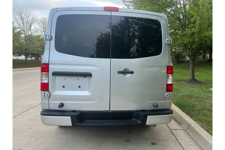 $18997 : 2019 NV 3500 HD S image 6