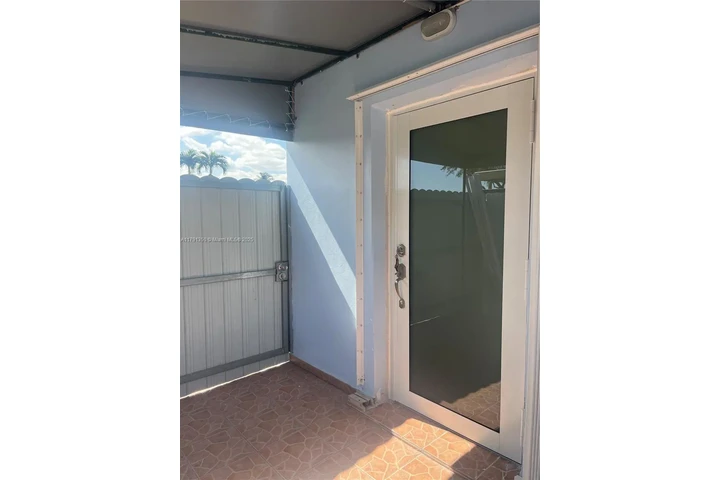 $1800 : ALQUILO EFFICIENCY CERCA A FIU image 2