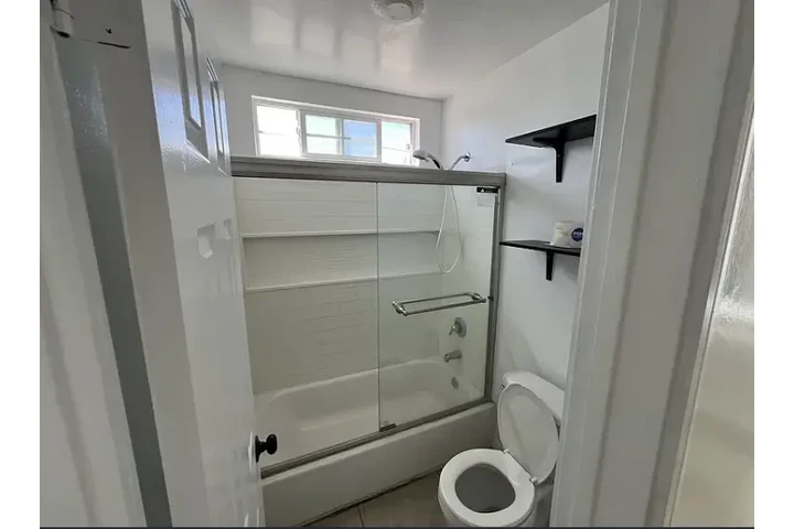 $1000 : dos habitaciones y un baño image 1