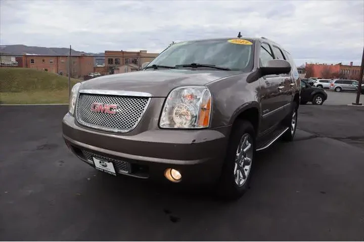 $15999 : GMC Yukon 2013 AWD Denali 4d image 3