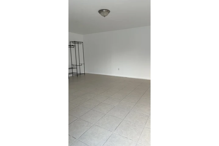 $1577 : Estudio remodelado en Renta image 2