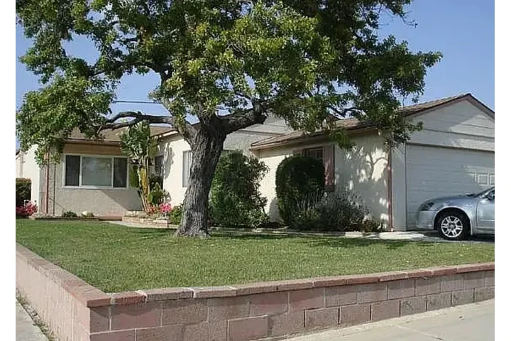 $1530 : This HOLLYGLEN home is located image 1