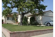 This HOLLYGLEN home is located en Los Angeles