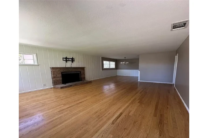 $1100 : beautiful  lovely living room image 2