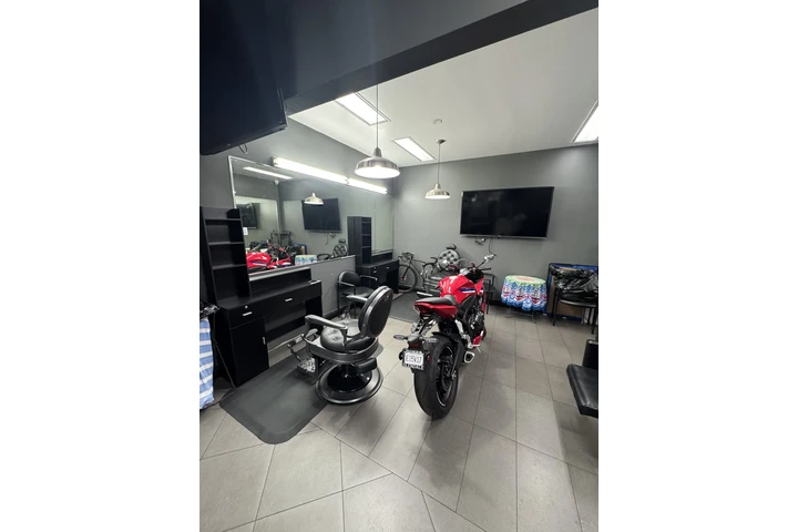 BARBER SHOP 4sale image 3