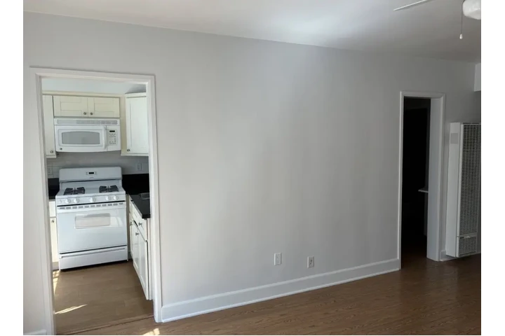 $1950 : 2 Bed Apt with parking in LA image 2