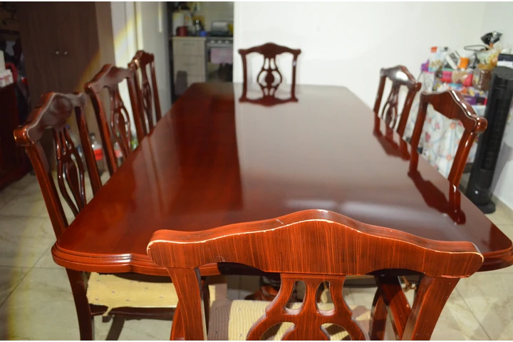 $7000 : Comedor de madera con vitrina image 1