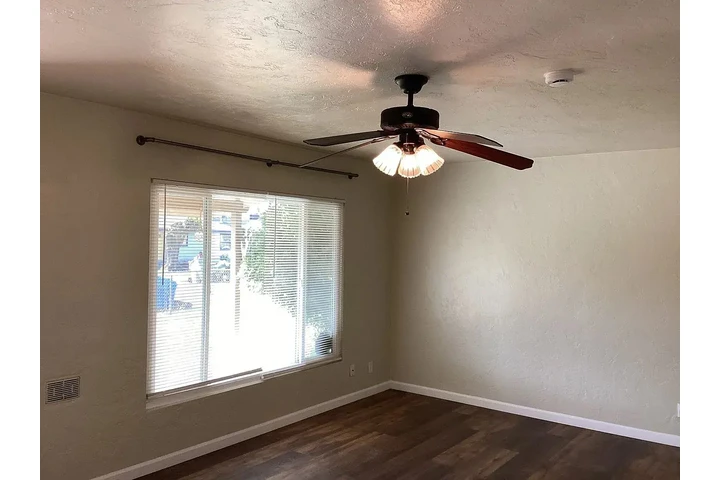 $800 : Beautiful Home...Fresno, CA image 4