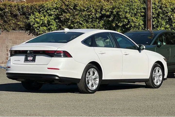 $27990 : Honda Accord 2025 LX 4dr Sed image 5