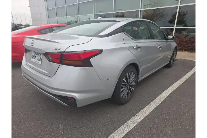 $18811 : Nissan Altima 2023 2.5 SV 4d image 5
