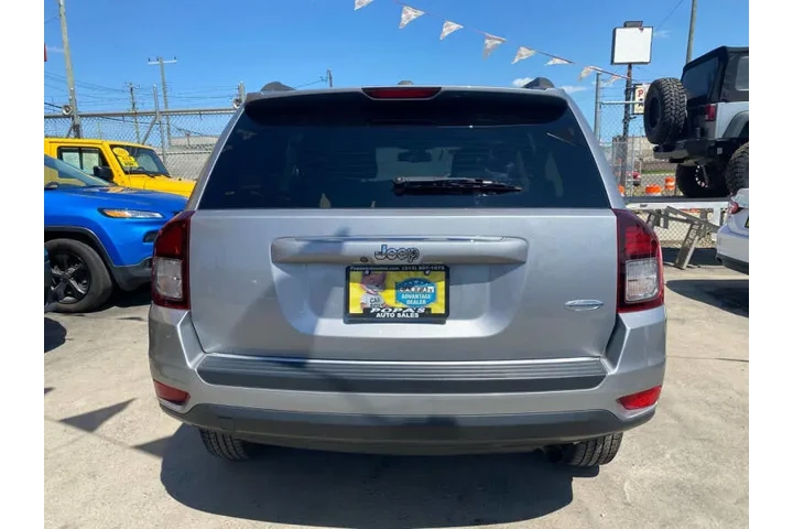 2017 Compass Latitude image 9