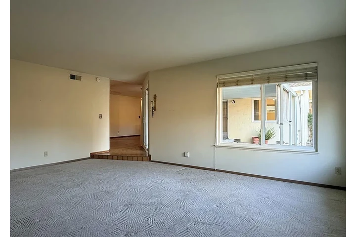 $1050 : single freshly updated home image 2