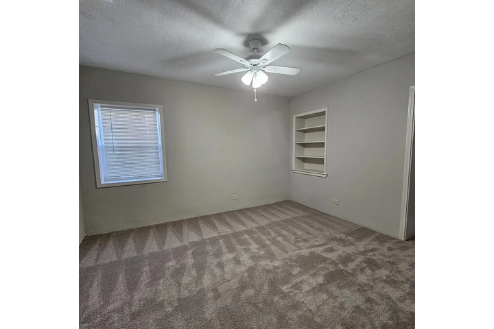 $800 : Beautiful hardwood floor home image 3