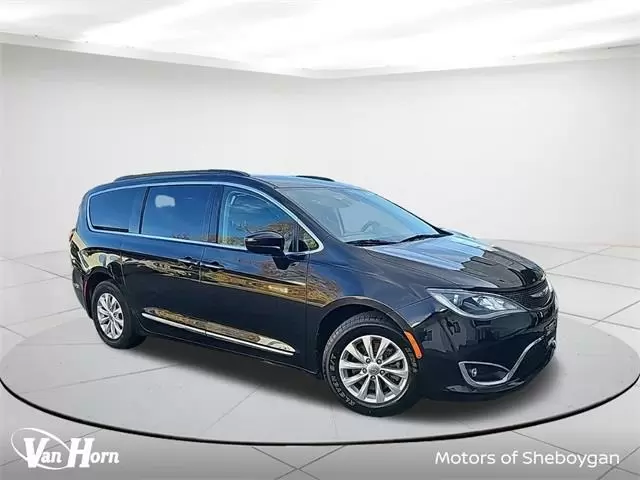 $12490 : Pre-Owned 2017 Pacifica Touri image 1