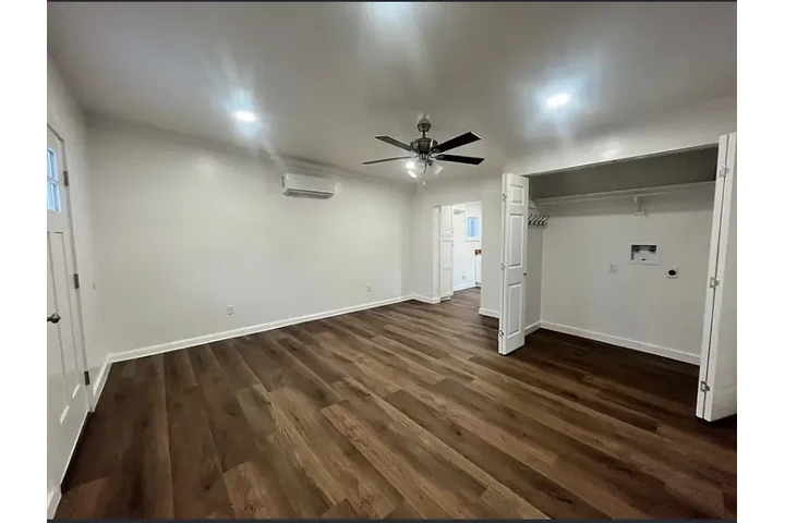 $1000 : una habitación y un baño image 3