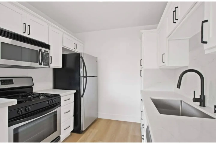 $1450 : 1Bed 1Bath Apt available in LA image 5