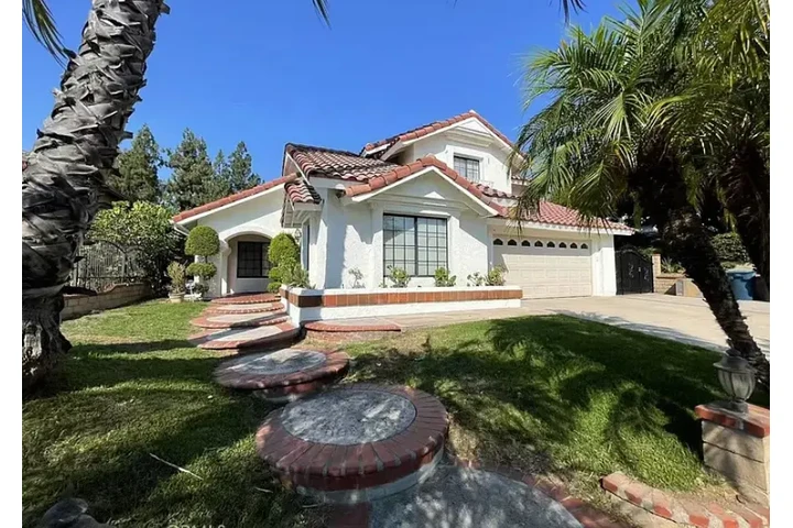$2320 : SINGLE 4BR Fontes Pl, Walnut, image 2