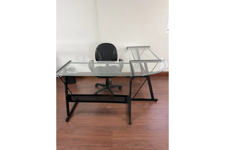 $110 : Escritorios, sillon y tapete. image 4