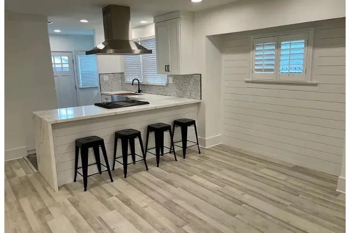 $2400 : 3 Bedroom Home in Los Angeles image 4