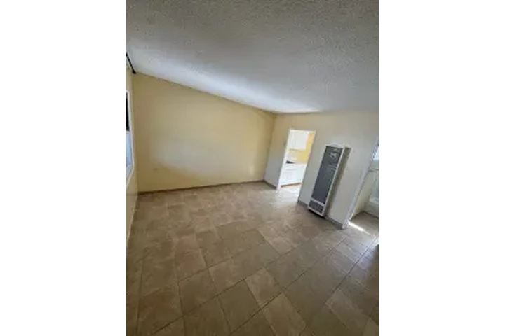 $1350 : MAYWOOD APTO. SINGLE EN RENTA image 3