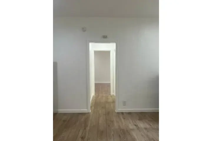GLENDALE APARTMENT image 2