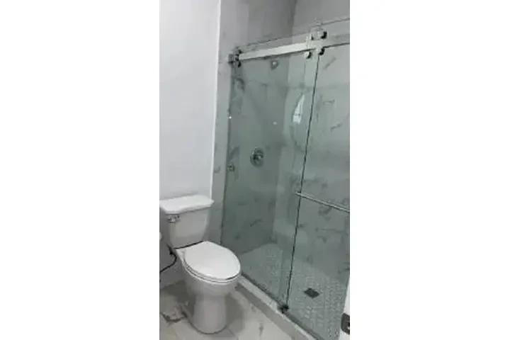 $3800 : ¡Casa Remodelada! 5-Rec/2-Bañ image 1