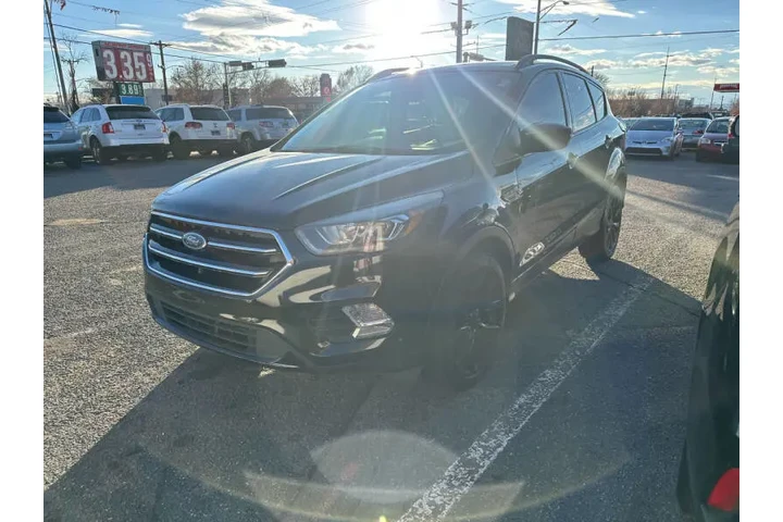 2017 Escape SE image 4