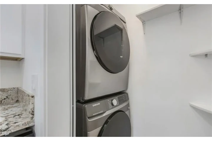 $2490 : 3 Bedroom Home Available in LA image 5