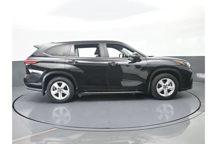 $30991 : Toyota Highlander 2023 L 4dr image 7