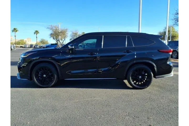 $37777 : Toyota Highlander 2023 LE 4d image 2