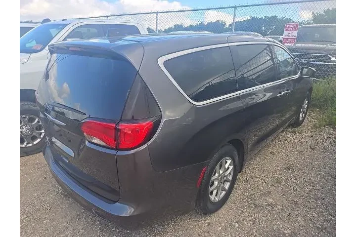 $23878 : Chrysler Voyager 2023 LX 4dr image 3
