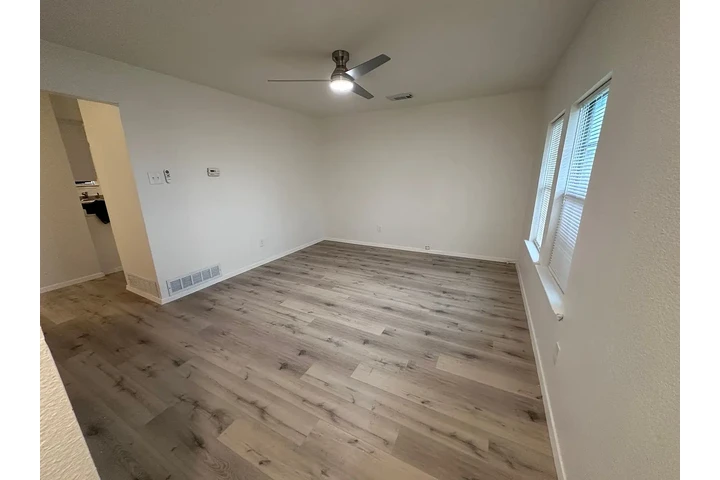 $800 : Beautiful craftsman style home image 2
