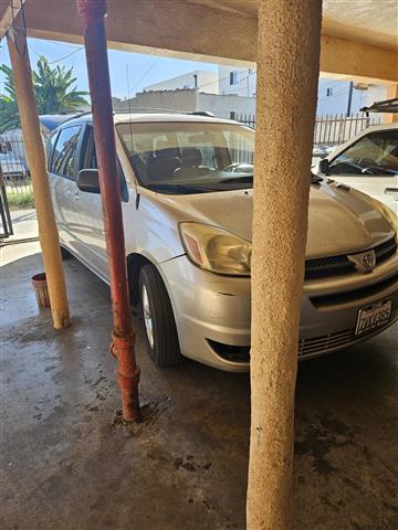 $2950 : Vendo toyota sienna image 3