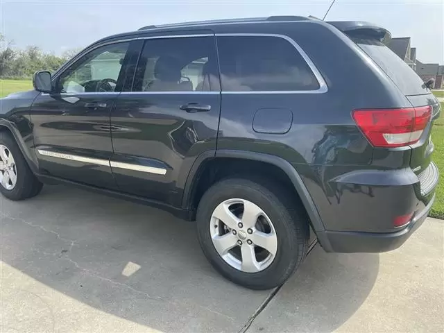 $5000 : 2012 Grand Cherokee LAREDO image 3